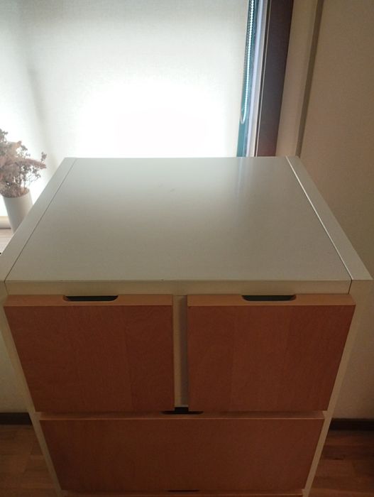 Cómoda IKEA branca com gavetas e madeira clara