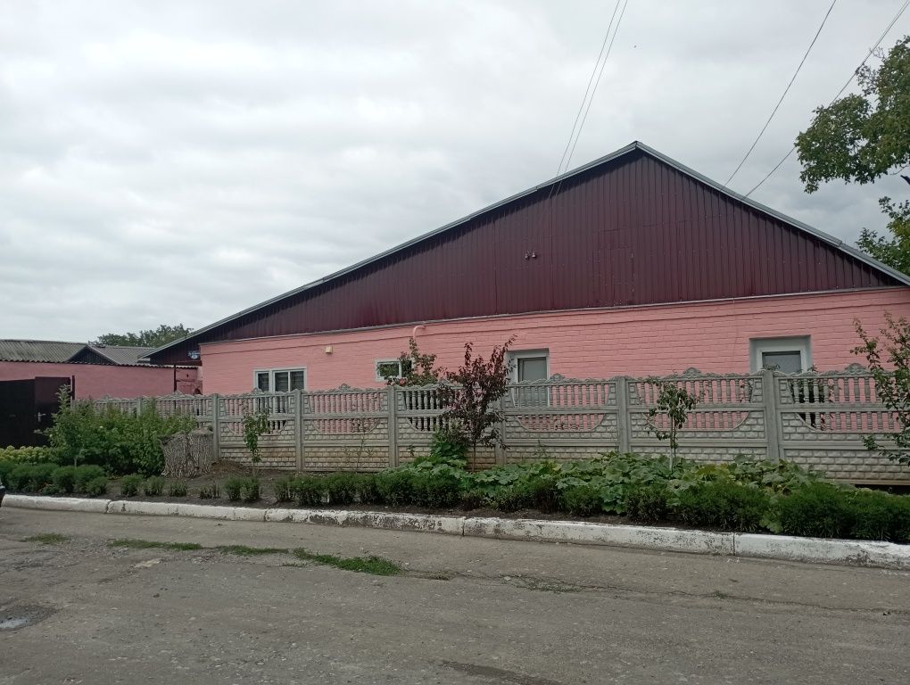 Продам 1/2 дома возле стадиона