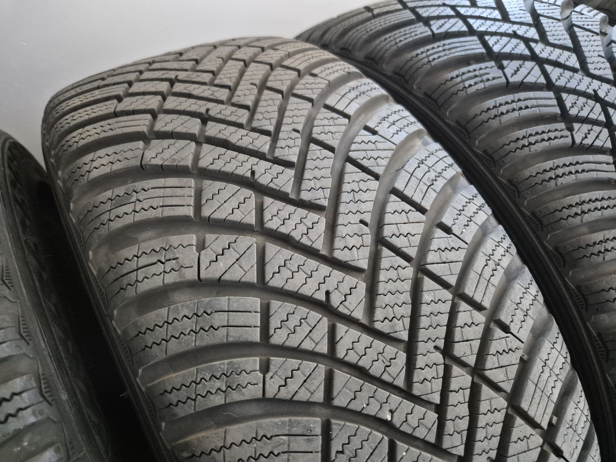 Opony zimowe hankook 2023 rok 225 45 r17 jak nowe