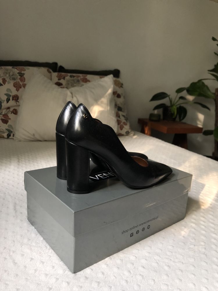 Czarne buty na obcasie Venezia