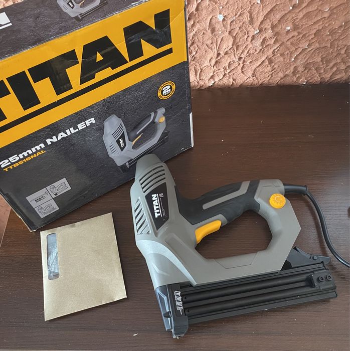 Zszywacz elektryczny Titan TTB516STP jak nowy zszywki komplet