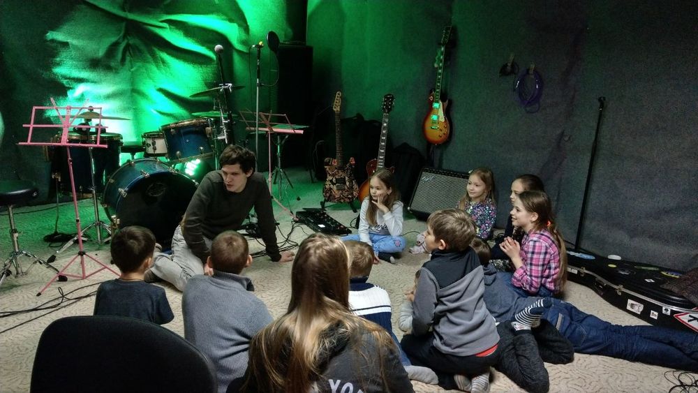 Уроки гри на гітарі, укулеле, електрогітара, бас-гітара.