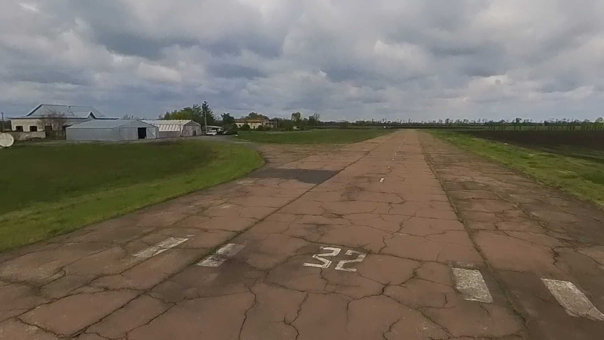 Приватний аеродром з літаками біля Черкас Готовий бізнес мрійників