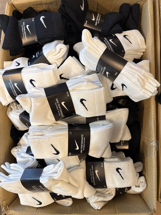 Meias de desporto bancas e pretas