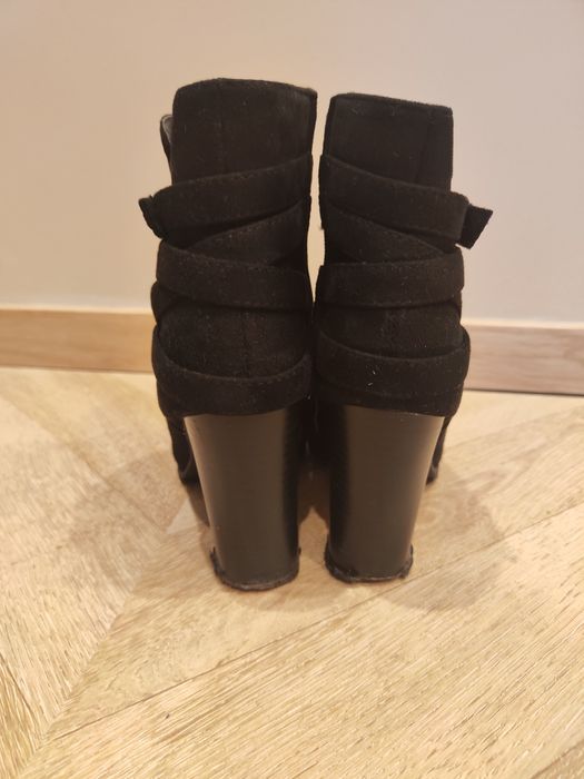 Czarne zapinane botki