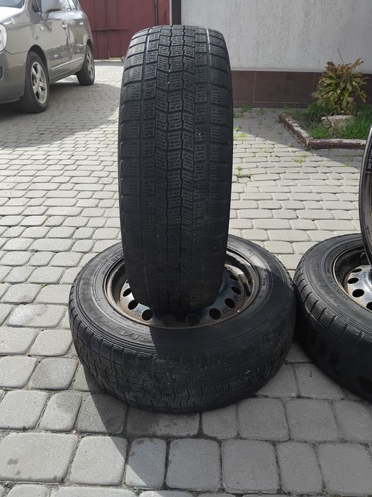 Комплетк зимнец резины  с дисками 205 60 R16 Toyota avensis