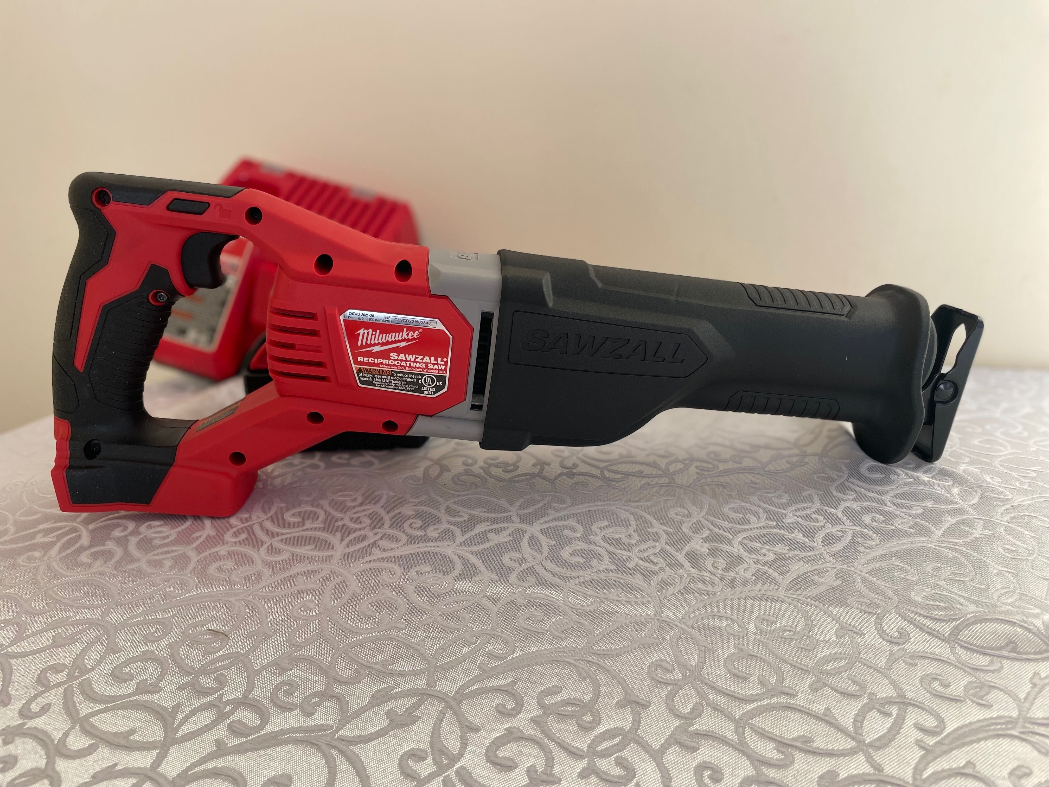 Milwaukee M18 2621-20/ акумуляторна шабельна пила 18в