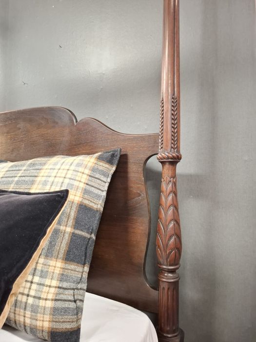 Cama de dossel em madeira maciça - estilo clássico.