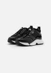 Sneakersy KARL LAGERFELD Aventur LUX MIX LACE kl61631 roz. 38