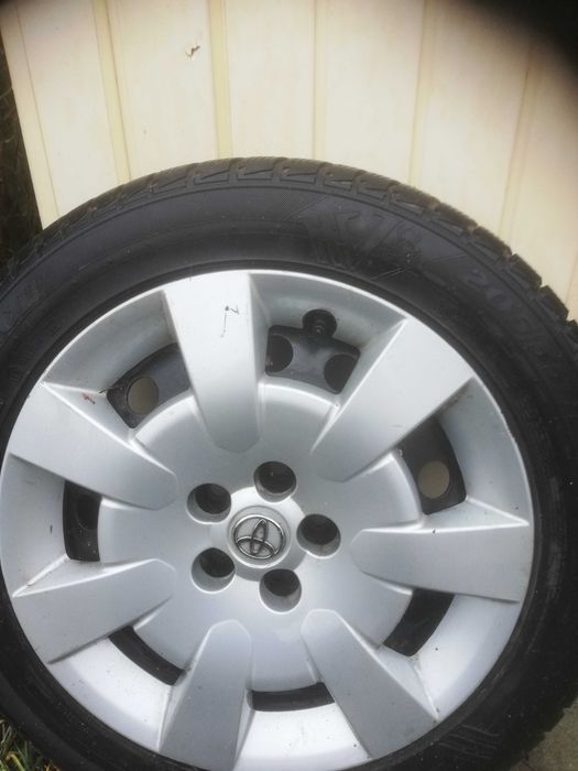 Opony zimowe do Toyoty Avensis z oryginalnymi kołpakami i felgami