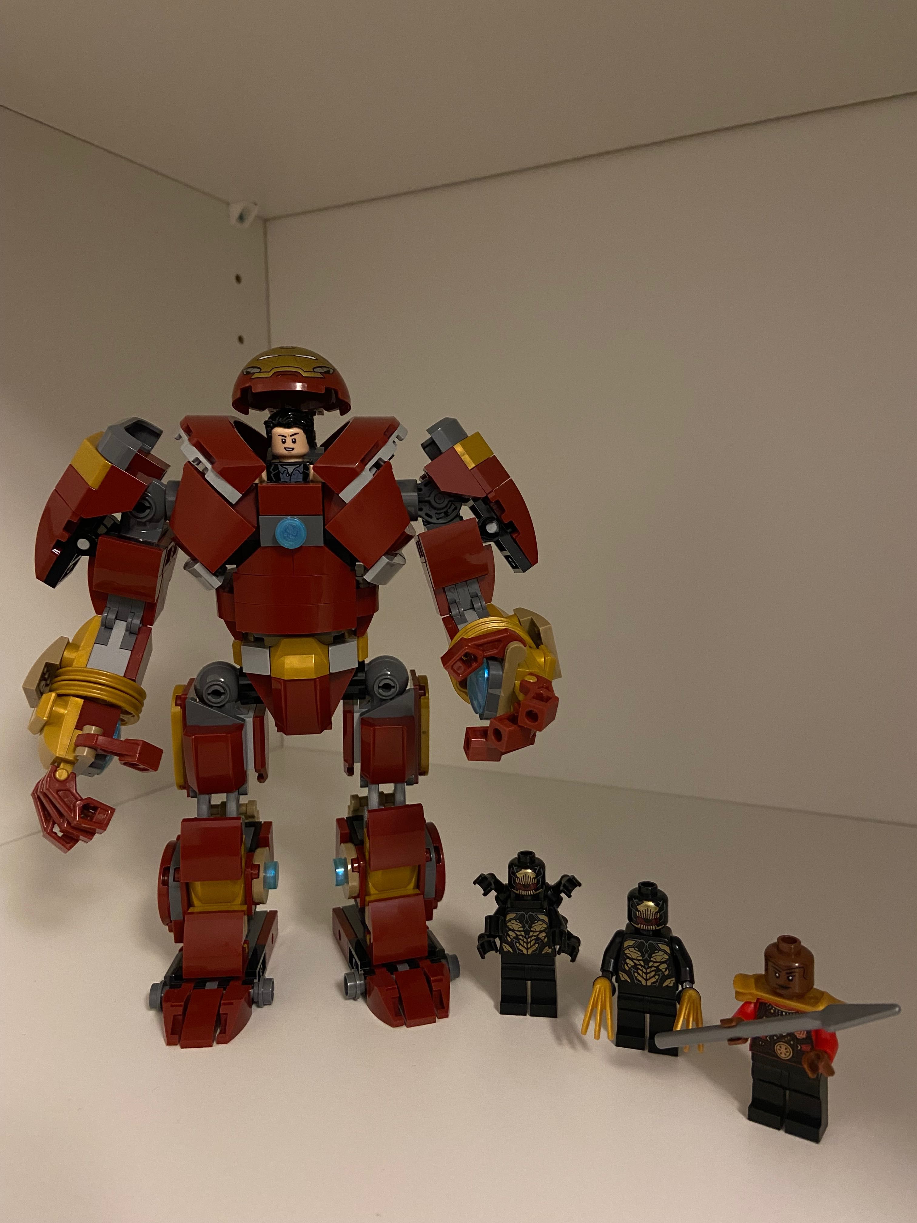 Lego Hulkbuster plus 4 figurki