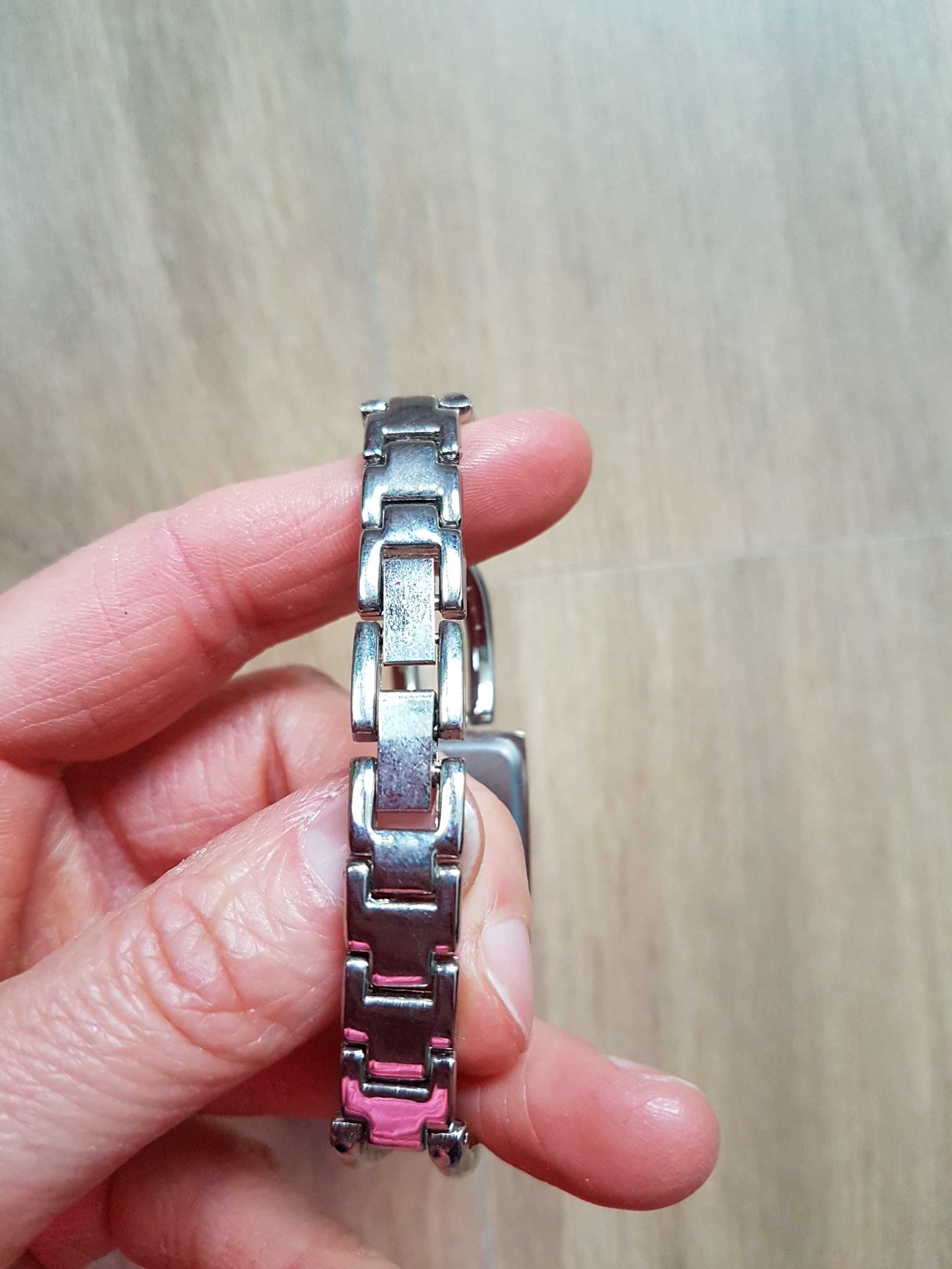 Zegarek damski na ozdobnej bransolecie kolor srebrny