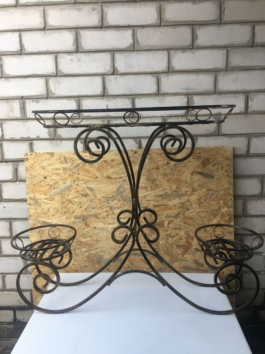 Кованая напольная подставка для цветов