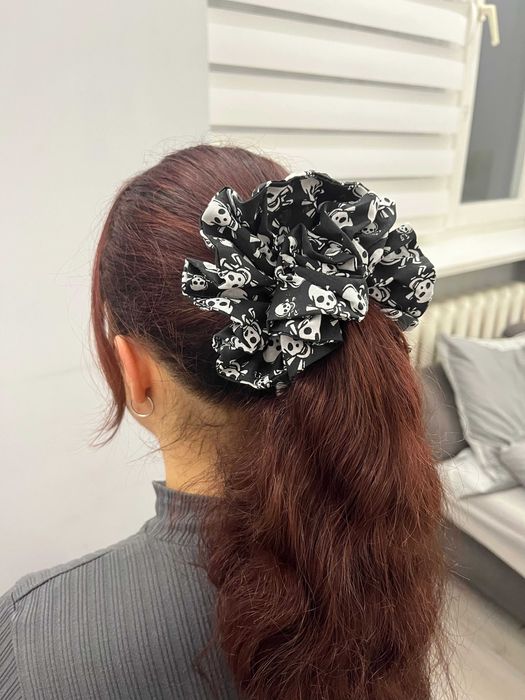 Duża halloweenowa gumka scrunchie – czarna z motywem czaszek, handmade