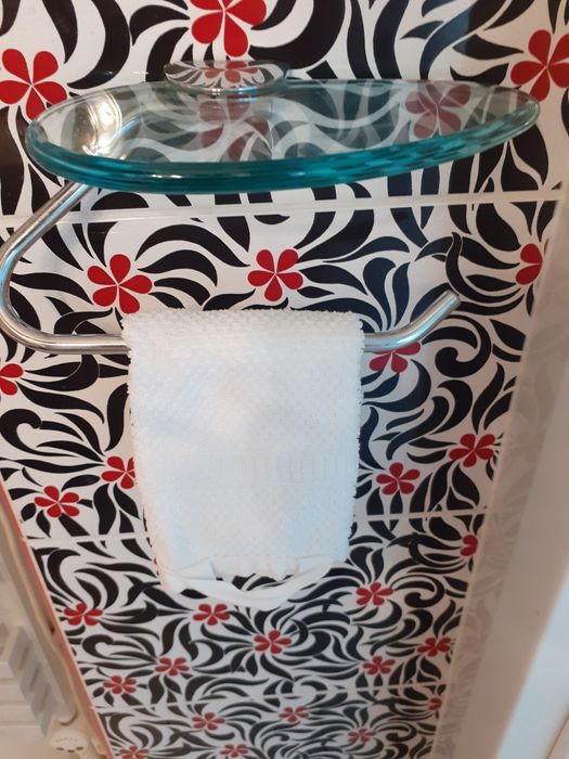 Komplet szklanych wieszakoów, półek do łazienki.