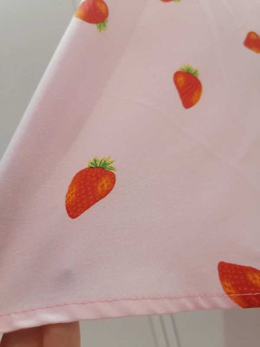 Vestido rosa de laços com moranguinhos