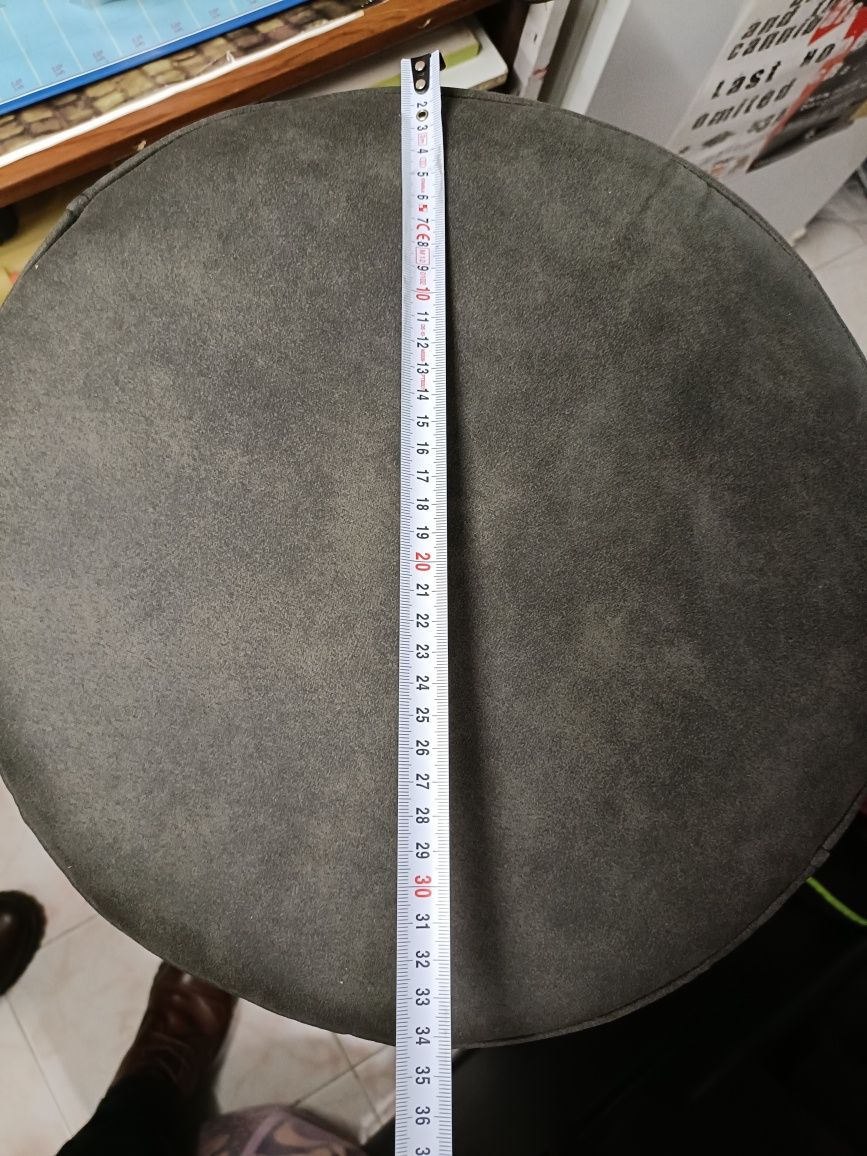 Banco/Pouffe de veludo preto com uma faixa metalizada