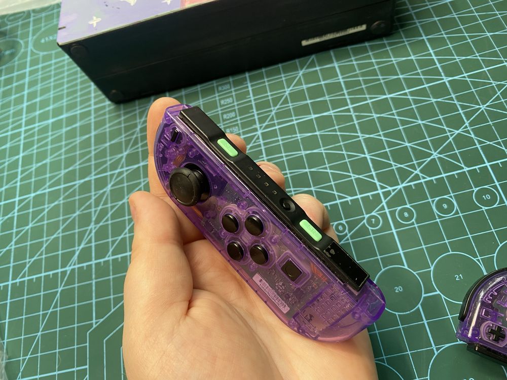 Nintendo Switch V2 - gałki magnetyczne, karta pamieci i fioletowy kolo