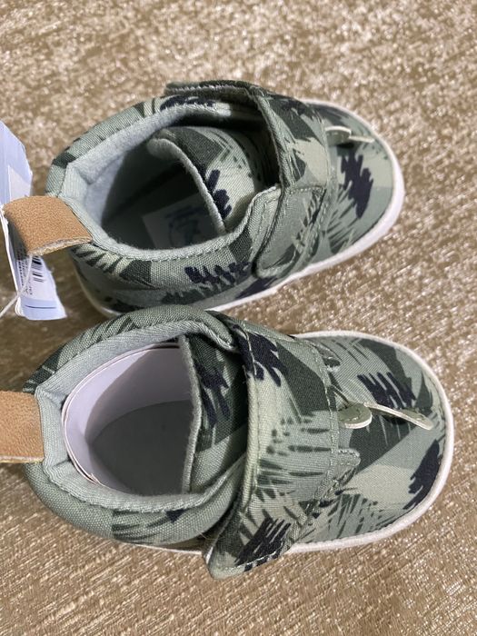 Нові дитячі кросівки