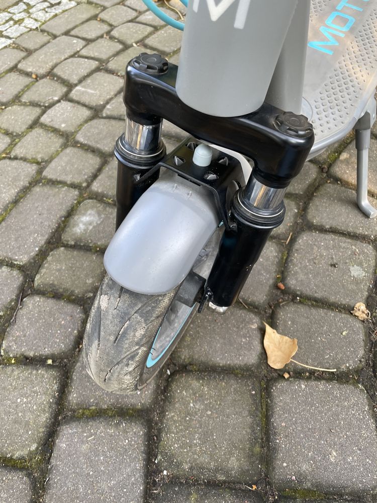Hulajnoga elektryczna motus na gwarancji.