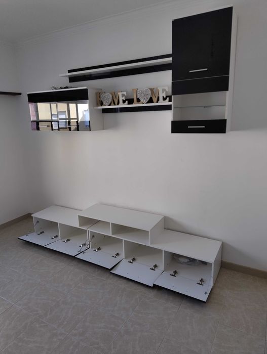 Mobiliário acabamento em Branco Mate e Laca Negra Brilhante