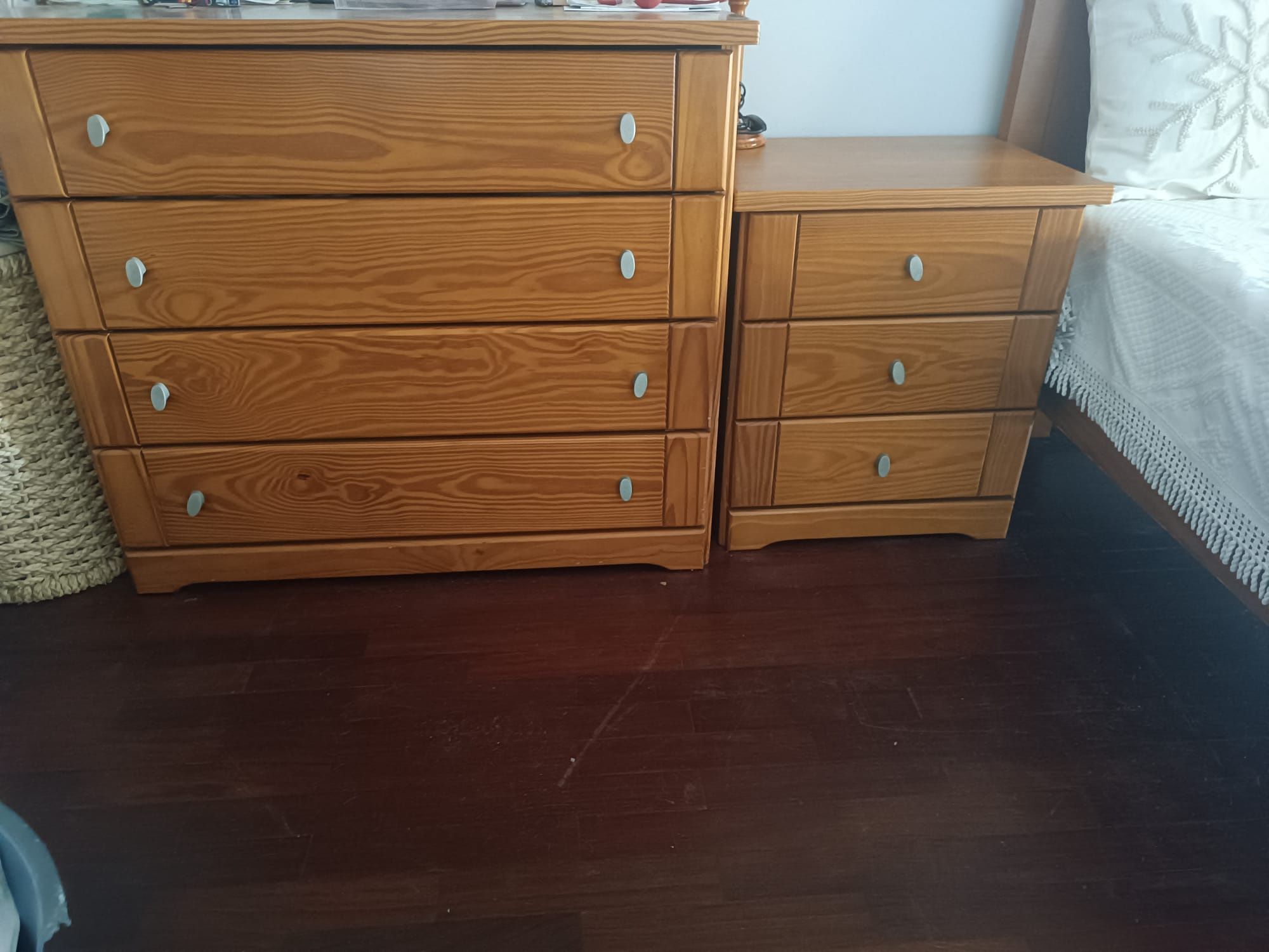 Uma cama 2 cabeceiras e um aparador de 4 gavetas.