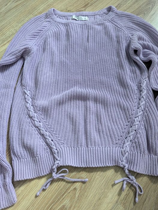 Fioletowy sweter z warkoczami