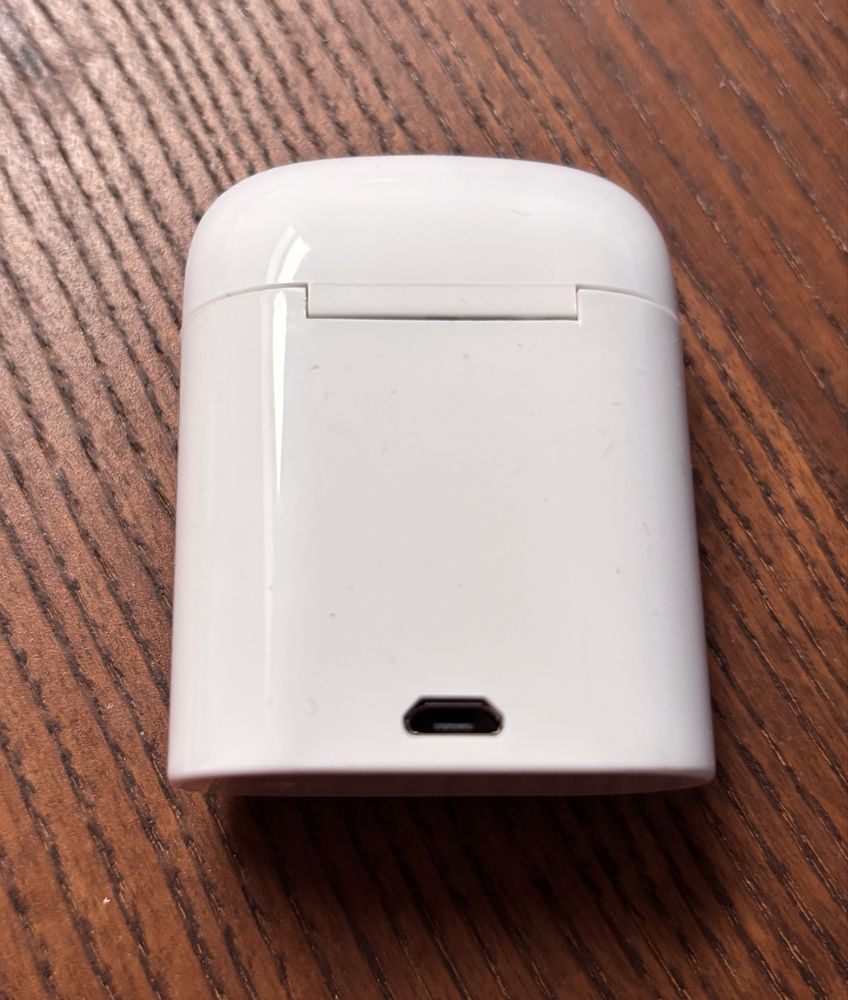 Słuchawki bezprzewodowe bluetooth białe z bazą do ładowania i kablem