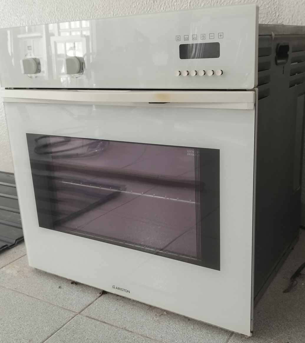 Forno de marca Ariston