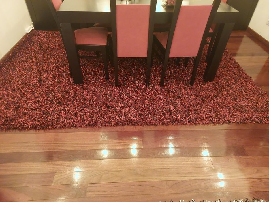 Carpete de sala vermelha