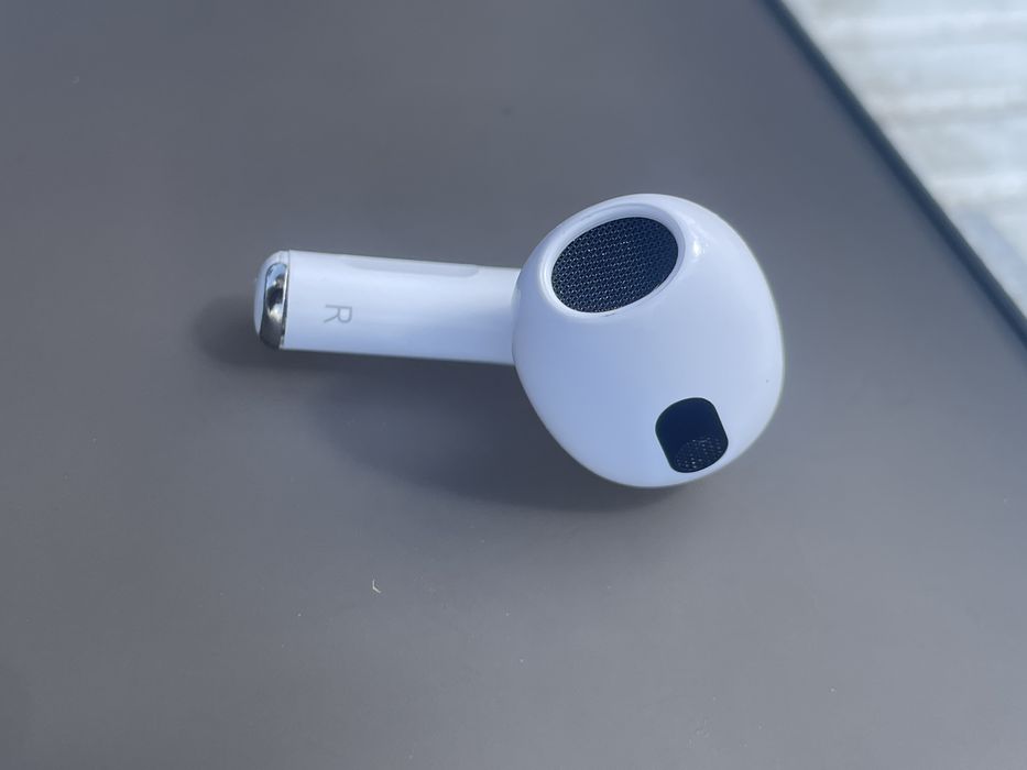 Подам AirPods 3 правий Оригінал все працює добре без кейсу