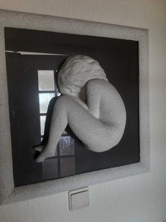 Quadro com figura e moldura em areia a alto relevo