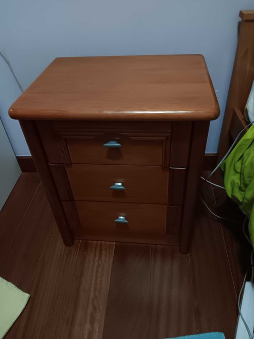 Cama individual c\ mesa de cabeceira