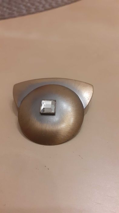 Broszka w kolorze miedzi