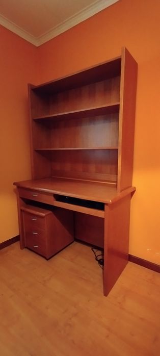 Secretaria com estante