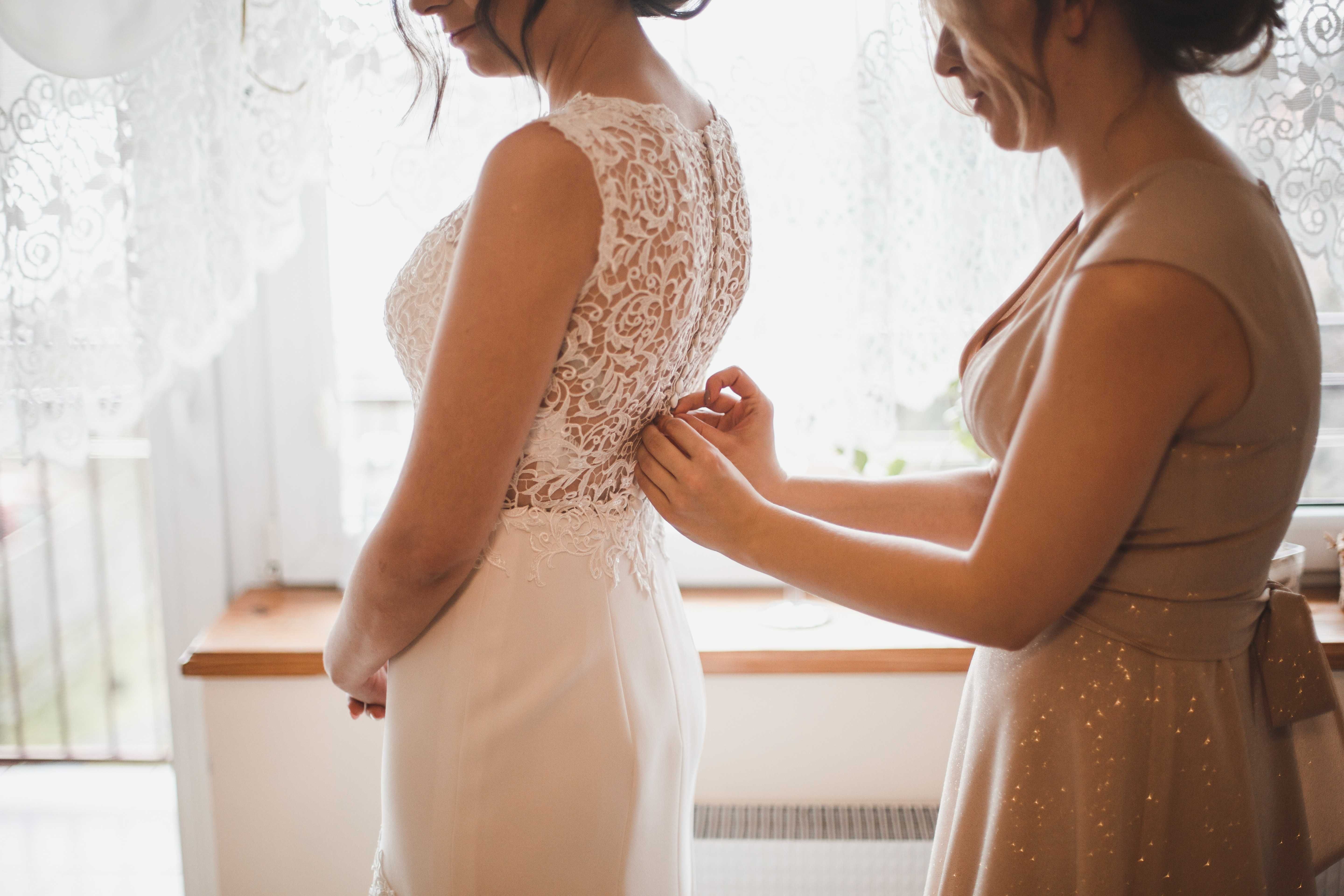 Klasyczna i elegancka suknia ślubna
