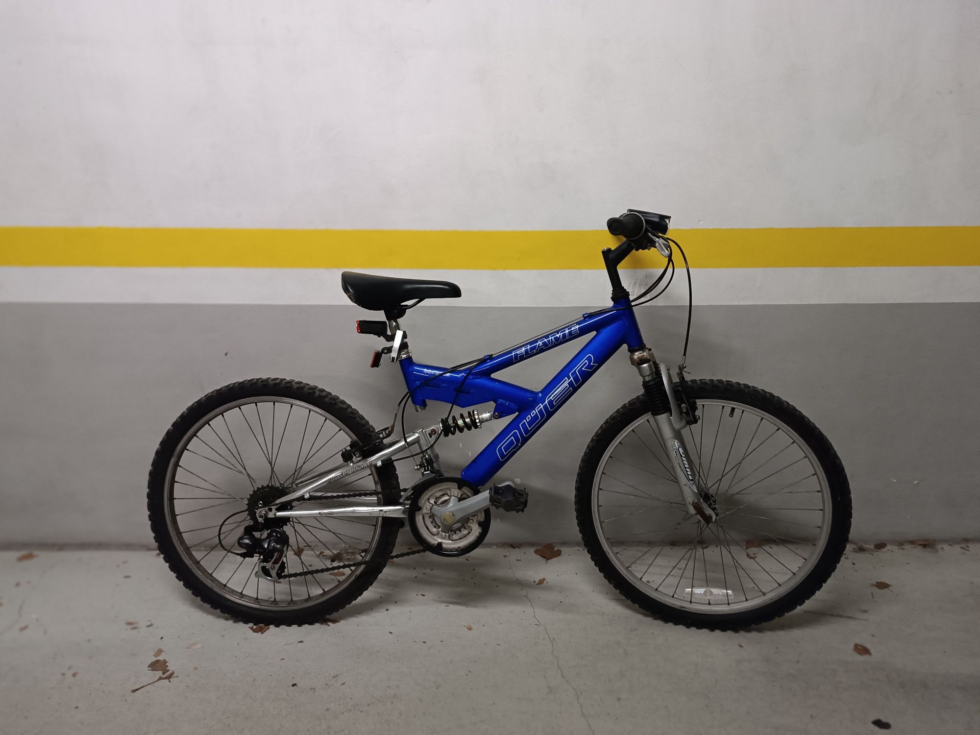 Bicicleta com mudanças e suspensão