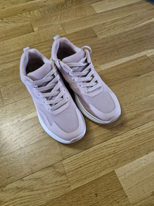 Продам легеньні кросівки Primark 37р