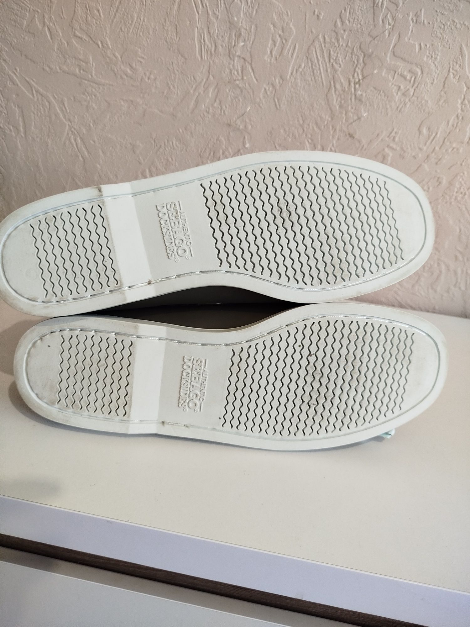 Продам топсайдеры Sebago оливкового цвета.Размер 43.5 ближе к 44.