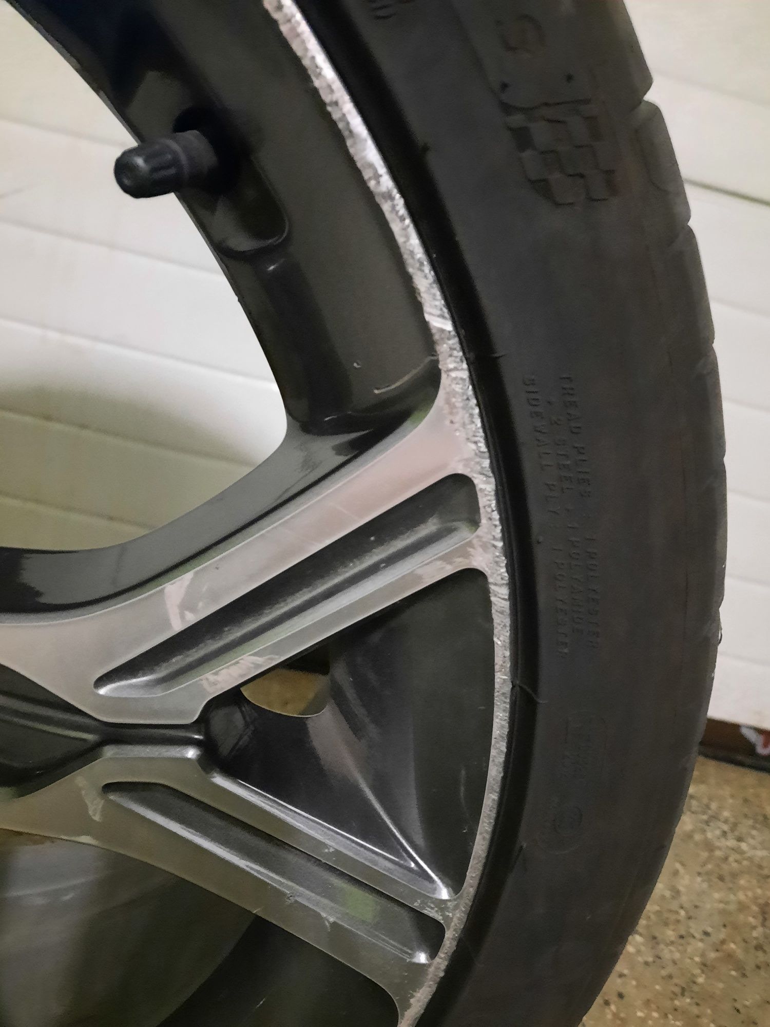 Aluminiowa felga pięcioramienna z oponą michelin