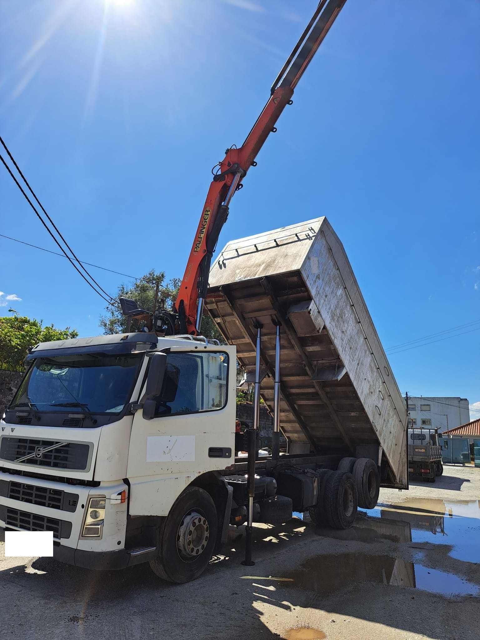 Caminhão Grua volvo FM 2004 basculante