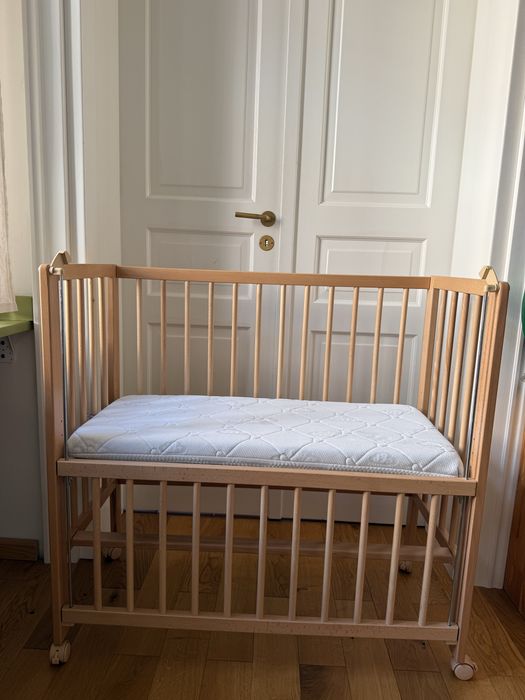 Drewniane łóżeczko Fillikid 90x40 z opuszczanym bokiem