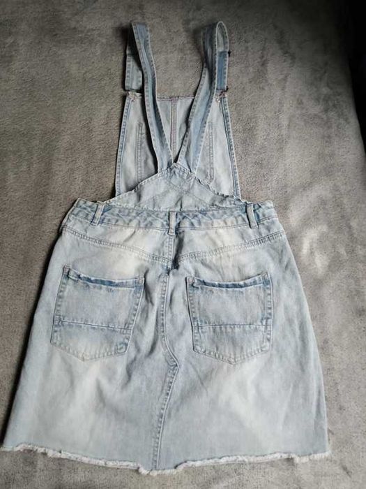 Sukienka ogrodniczki jeansowa z przetarciami