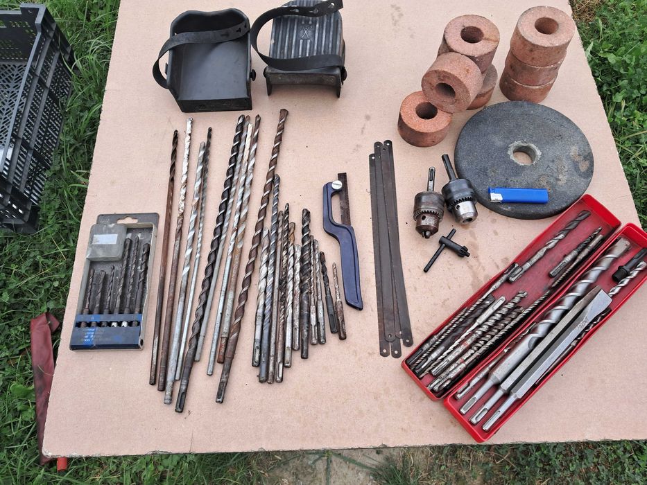 Słupek aluminiowy z gniazdkami