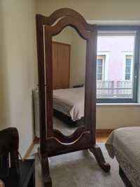 Espelho em madeira de quarto em muito bom estado.
