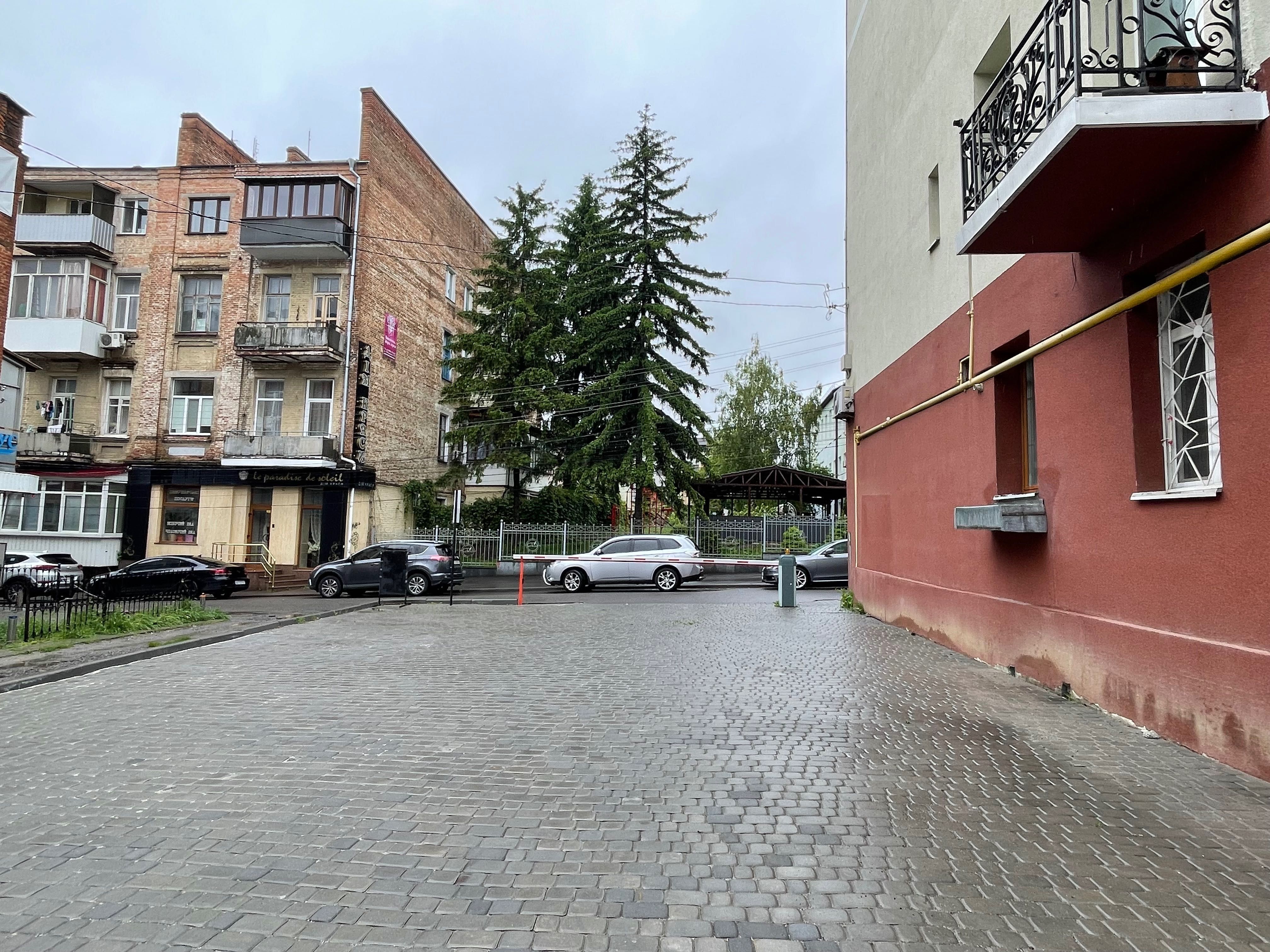 Окрема будівля з власною парковкою в центрі міста