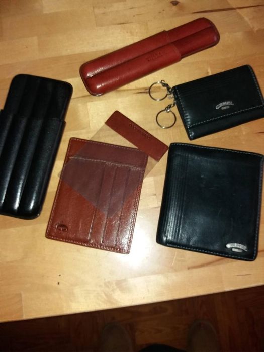 Várias  peças  em Cabedal. Para uma oferta carteira, clgarreira etc/ c
