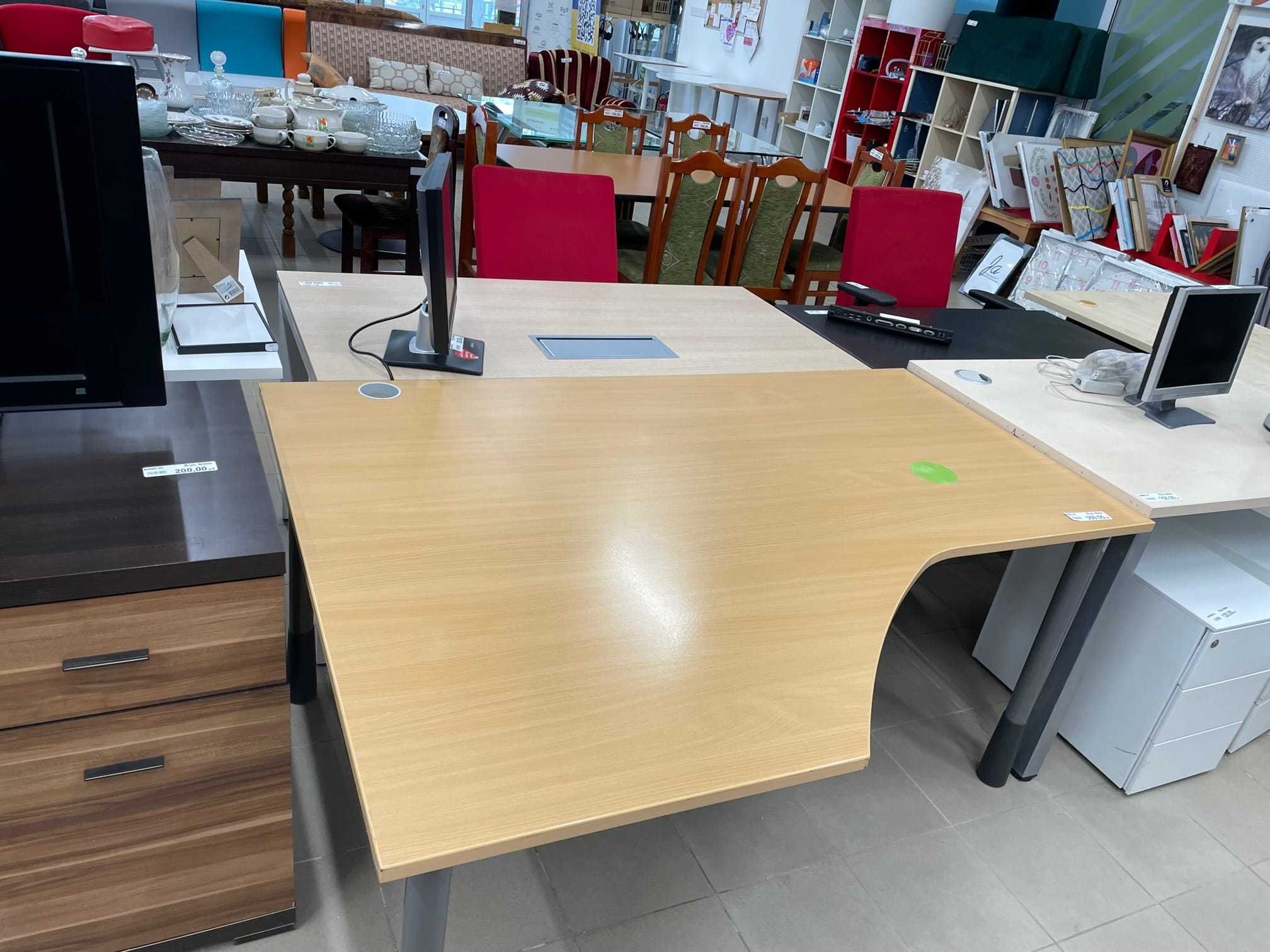 Duże narożne biurko firmy Kinnarps