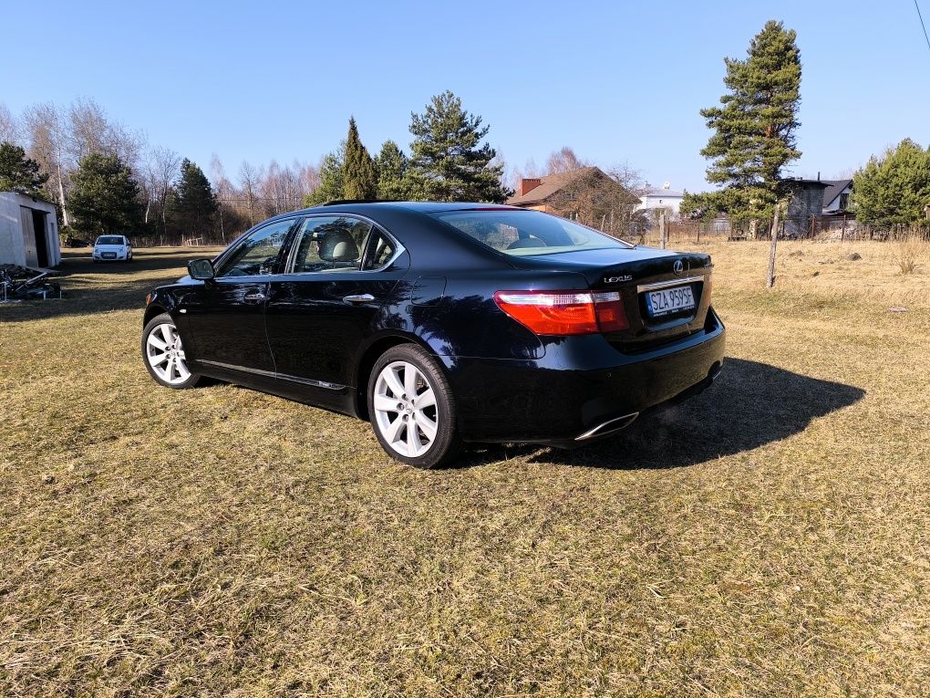 Lexus LS600hL long president