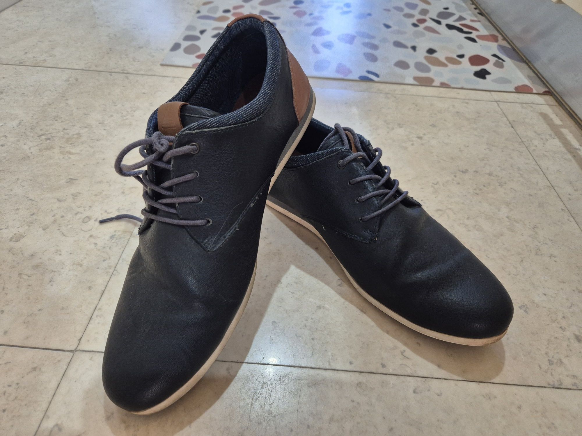 Sapatos de pele Aldo